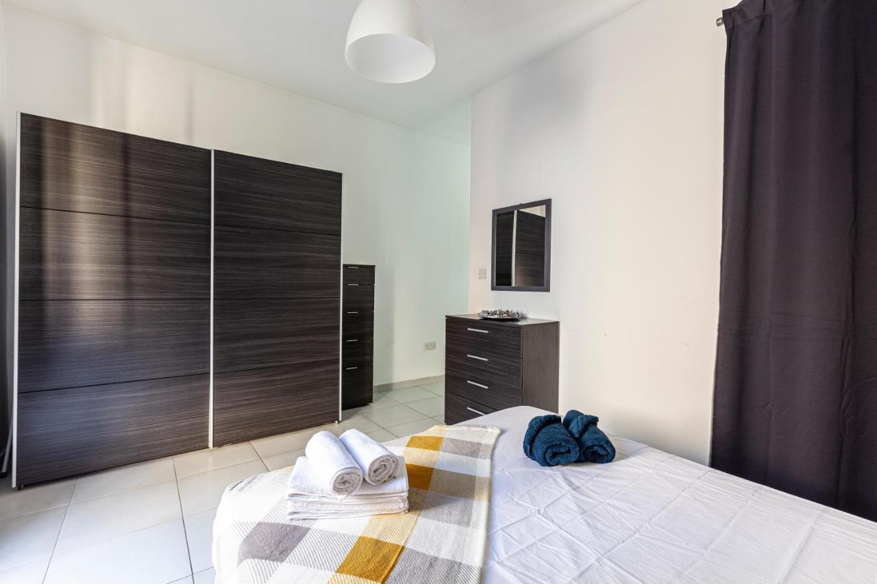 Z4 - Seafront Apartment St. Paul's Bay Exteriör bild